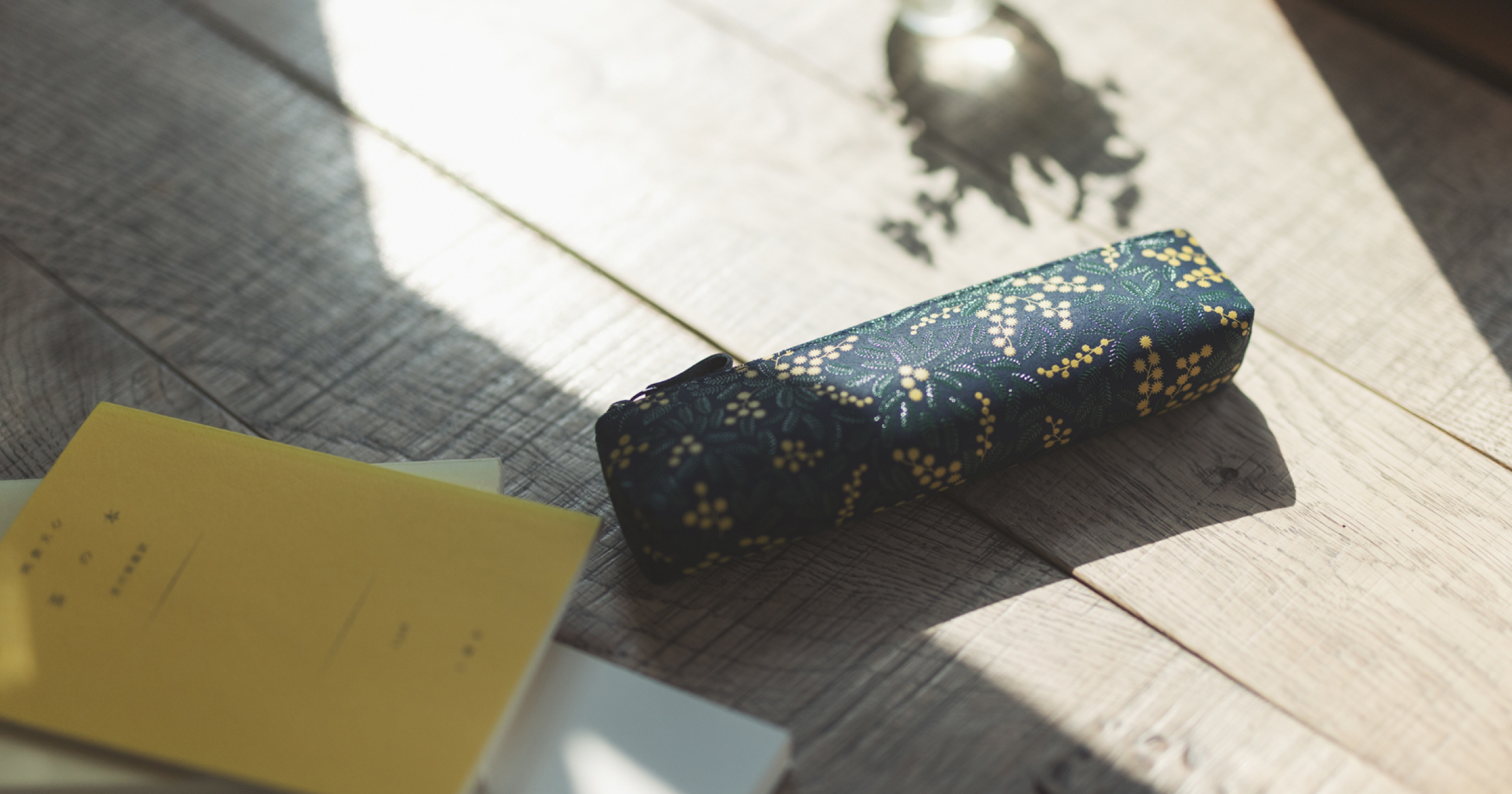 心に灯る、ミモザ色のしあわせ。ミモザ模様の印伝 -2026- | 印傳屋公式